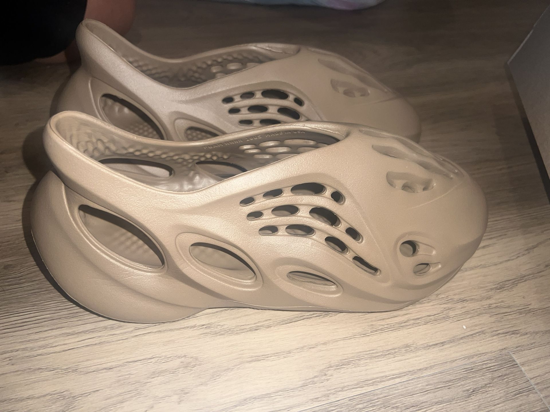Yeezy Foam Runner ‘Clay Taupe’ Yeezy foamrunners : r/yeezys main image 4