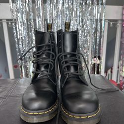 Dr. Martens boots NEW size 9M 11W