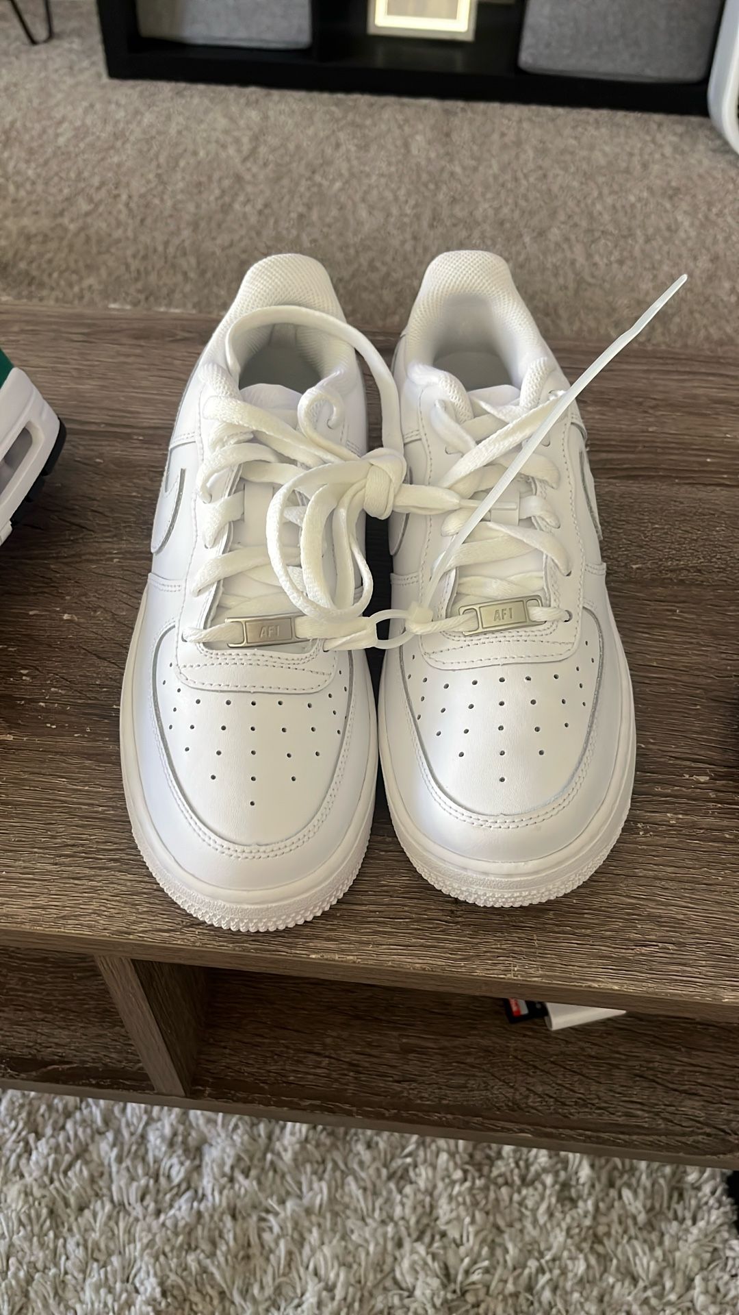 🔥 BRAND NEW – Youth Size 7 Sneakers! 🔥