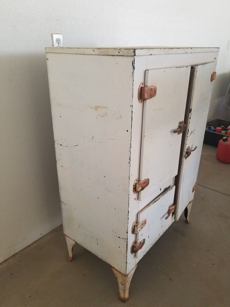 Antique Ice Box Refrigerator Vintage Farmhouse for Sale in Hesperia, CA