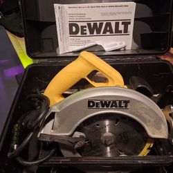 DeWALT Heavy-Duty Circular Saw (DW368) with Hard Case & Manual