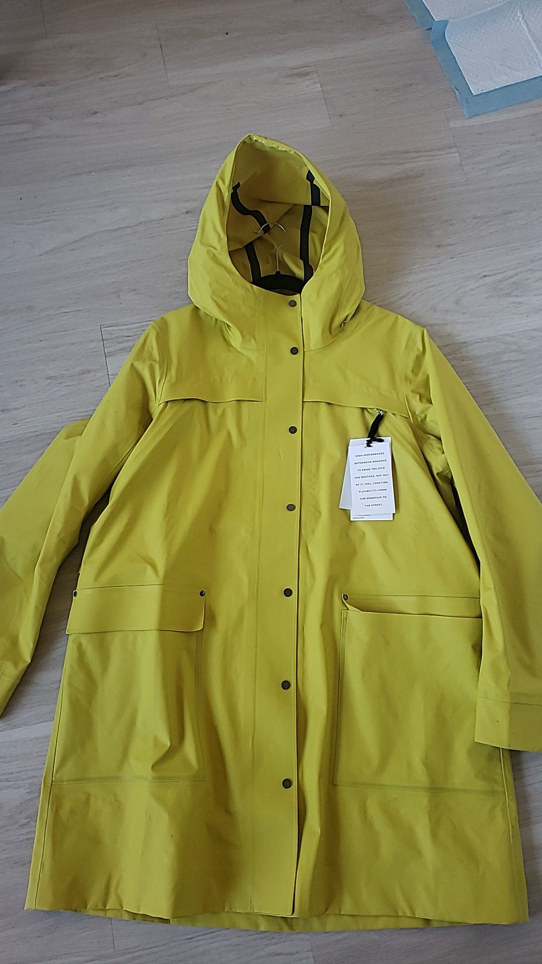 Never worn LULULEMON Into The Drizzle Jacket Raincoat women yellow size 12