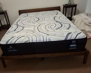 Moving - Queen Serta Firm Mattress + Platform Bed — $770