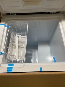 Brand New 5-cu ft Chest Freezer - Convertible to Refrigerator ( White )