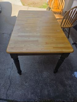 Extendable dining table and chairs