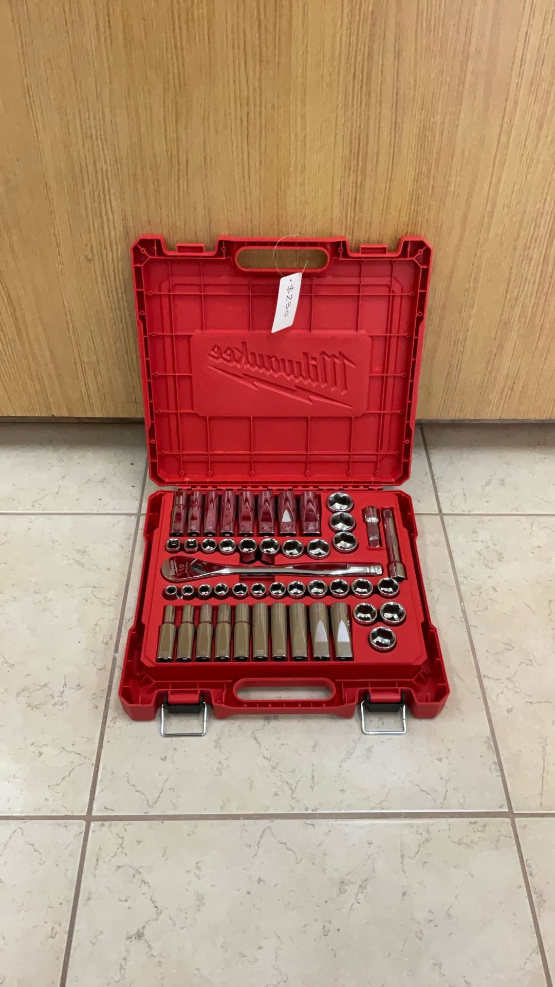 MILWAUKEE 48-22-9010 1/2” DRIVE SAE/METRIC RATCHET AND SOCKET MECHANICS TOOL SET (47-PIECE).