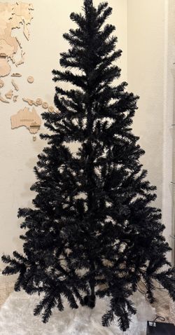 Black Christmas Tree 7”5 No Light + Accessories 