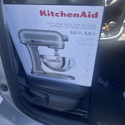 (Brand New) KitchenAid Bowl Lift Stand Mixer 5.5 Qts 5.2 Ltrs-Contour Silver