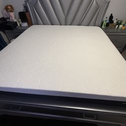 King Size Memory Foam Mattress, Medium Firm - LIKE NEW