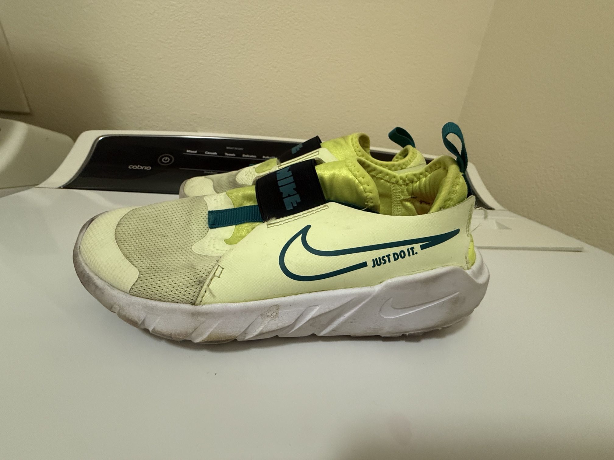 Nikes Boys Youth Slip On Shoe Size 4Y