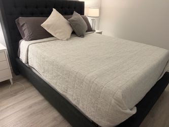Queen bed with headboard, box, mattress, pillows, and bedding included