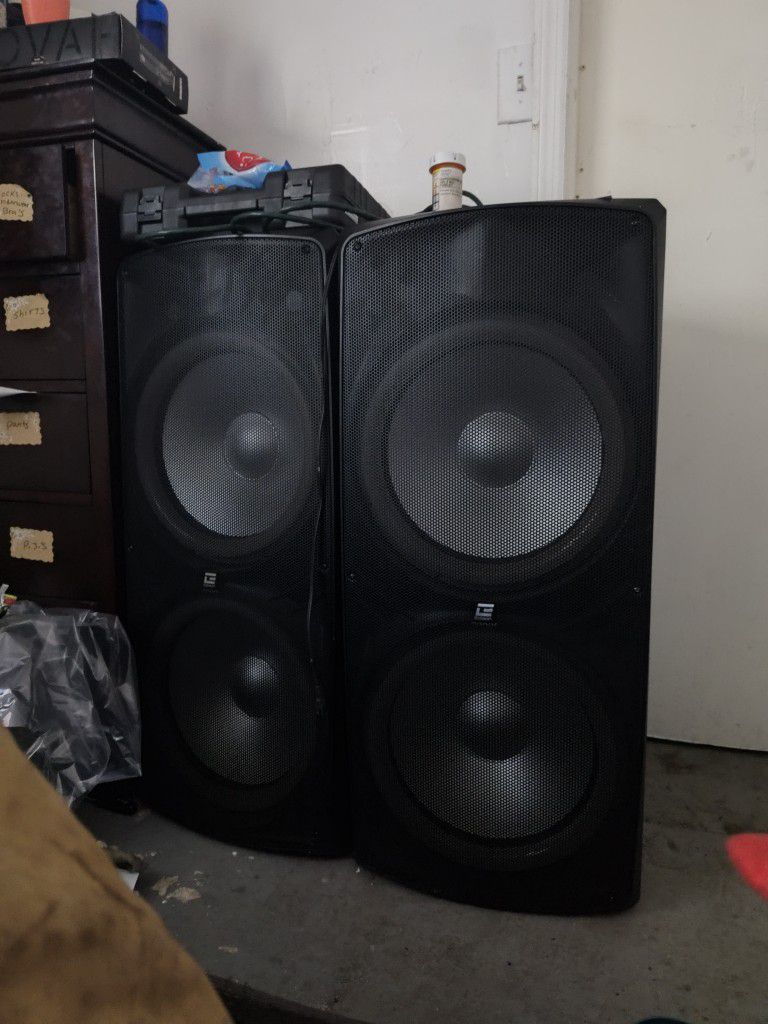 Emerson 6500W Two Speakers Connected 13000 W With Radio Built In