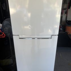 10.1 cu. ft. Top Freezer Refrigerator in White