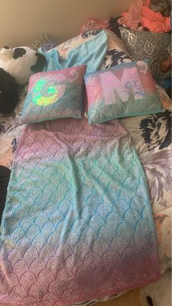 MERMAID TAIL WITH PILLOWS