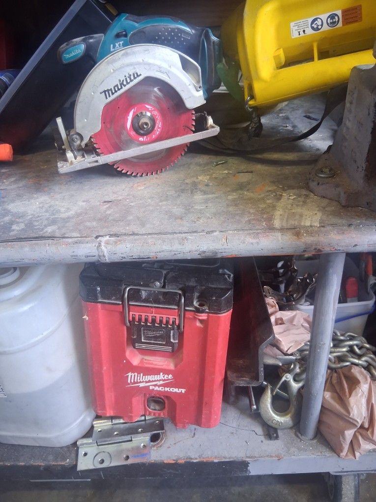 Makita Saw Battery Opp
