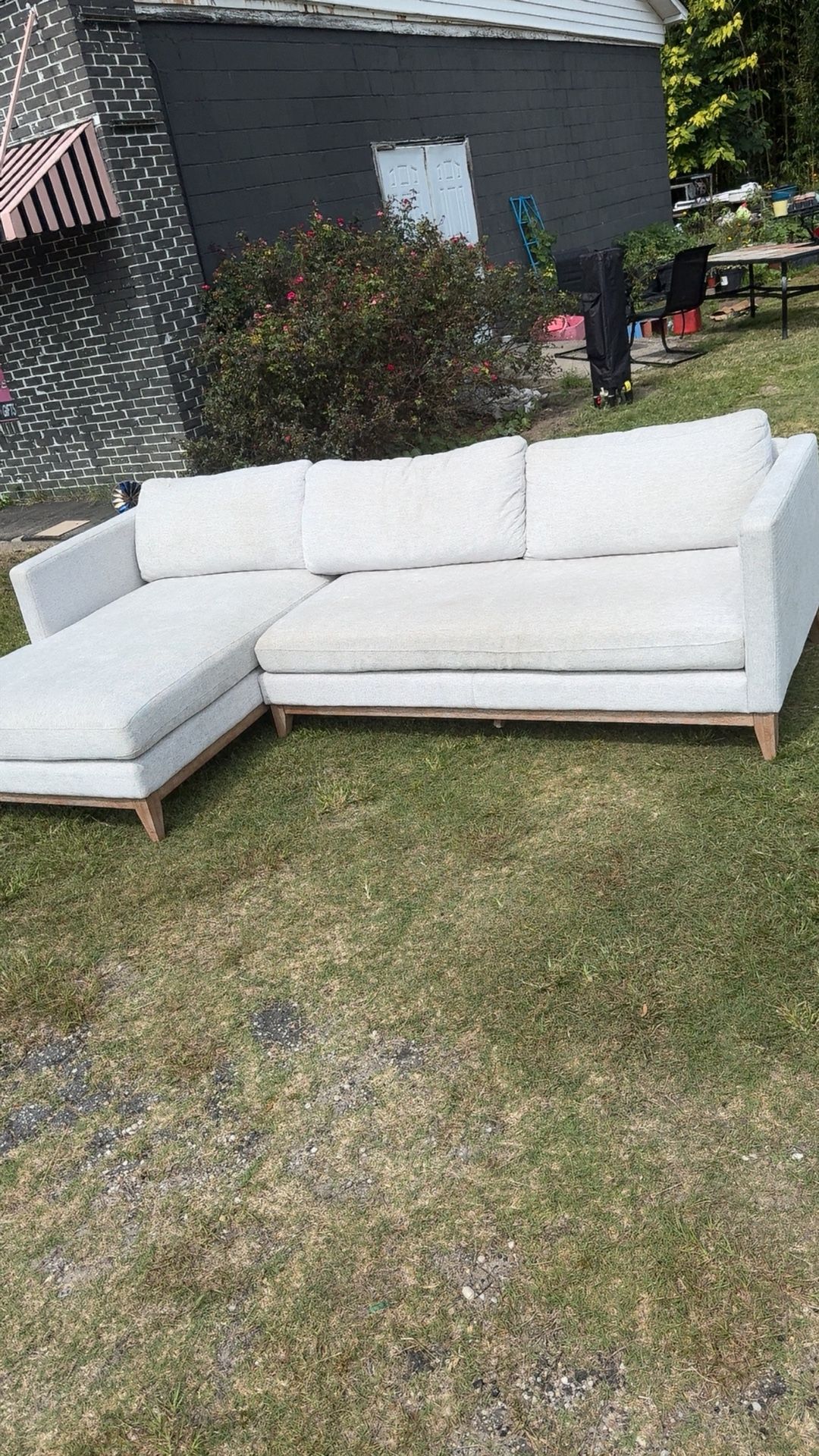 MODERN SECTIONAL 