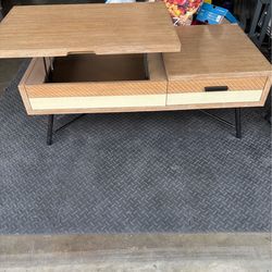 Coffee Table Rooms To Go 90.00
