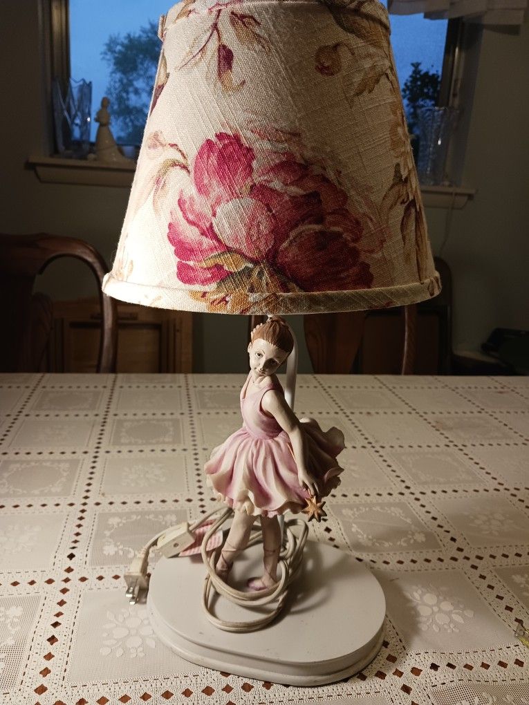 REALLY NEAT LOOKING  GIRLS LAMP  20 INCHES TALL 