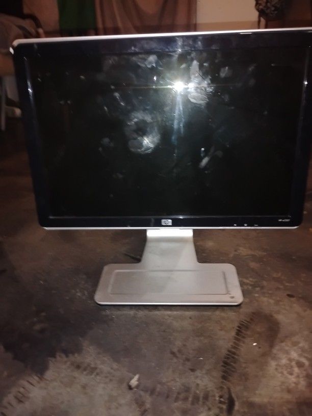 HP w2207 Monitor No Issues With It Power Cord Included Turning Screen And Vertical Adjustments On The Screen