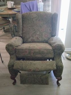 Traditional Wingback Recliner