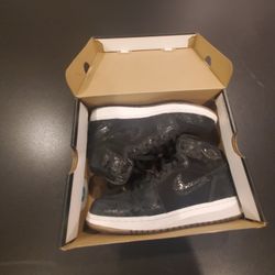 I'm very Flexible With Pricing. I'm Willing To Answer Any Questions It's Used Like New Size 5y.