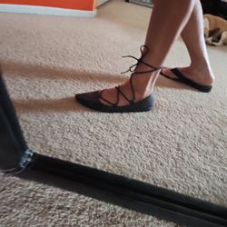 Zapato de mujer Size 8 color negro con cintas.