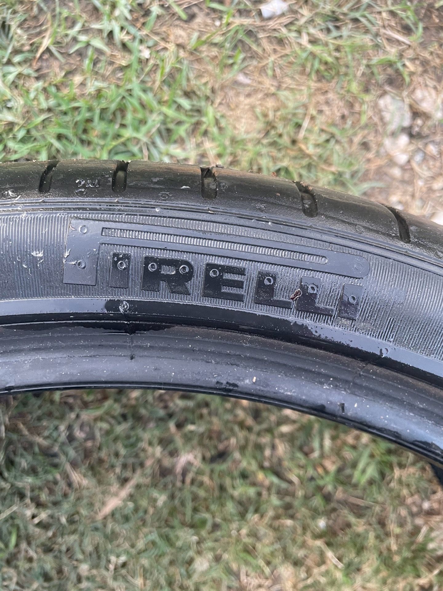 Pirelli 265/35/21 tire