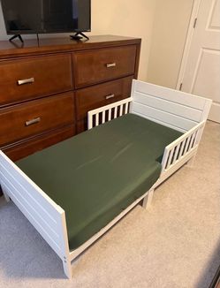 Toddler bed with mattress