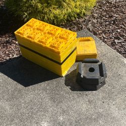 12 Leveling Pads And 2 Stabilizer Pads