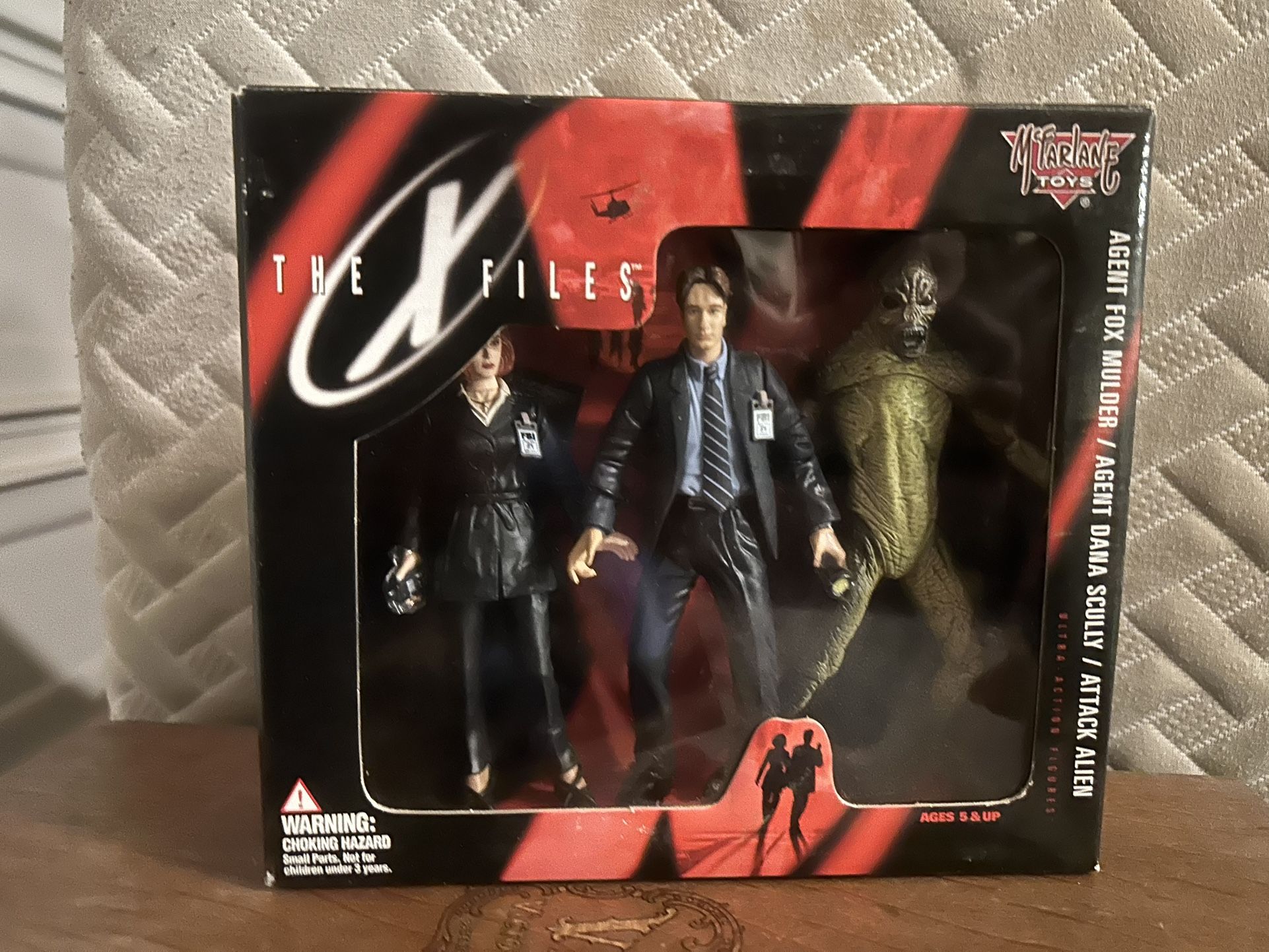 McFarlane Toys The X Files 3-Pack Agents Fox Mulder, Dana Scully & Attack AlienMcFarlane