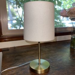 Modern Brass Table Lamp with Textured Shade – Minimalist Style
