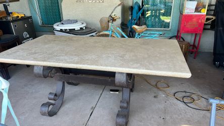 Table TAKING OFFERS!