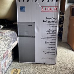 Magic Chef 3.1 cu ft (2 Door Mini Fridge) New
