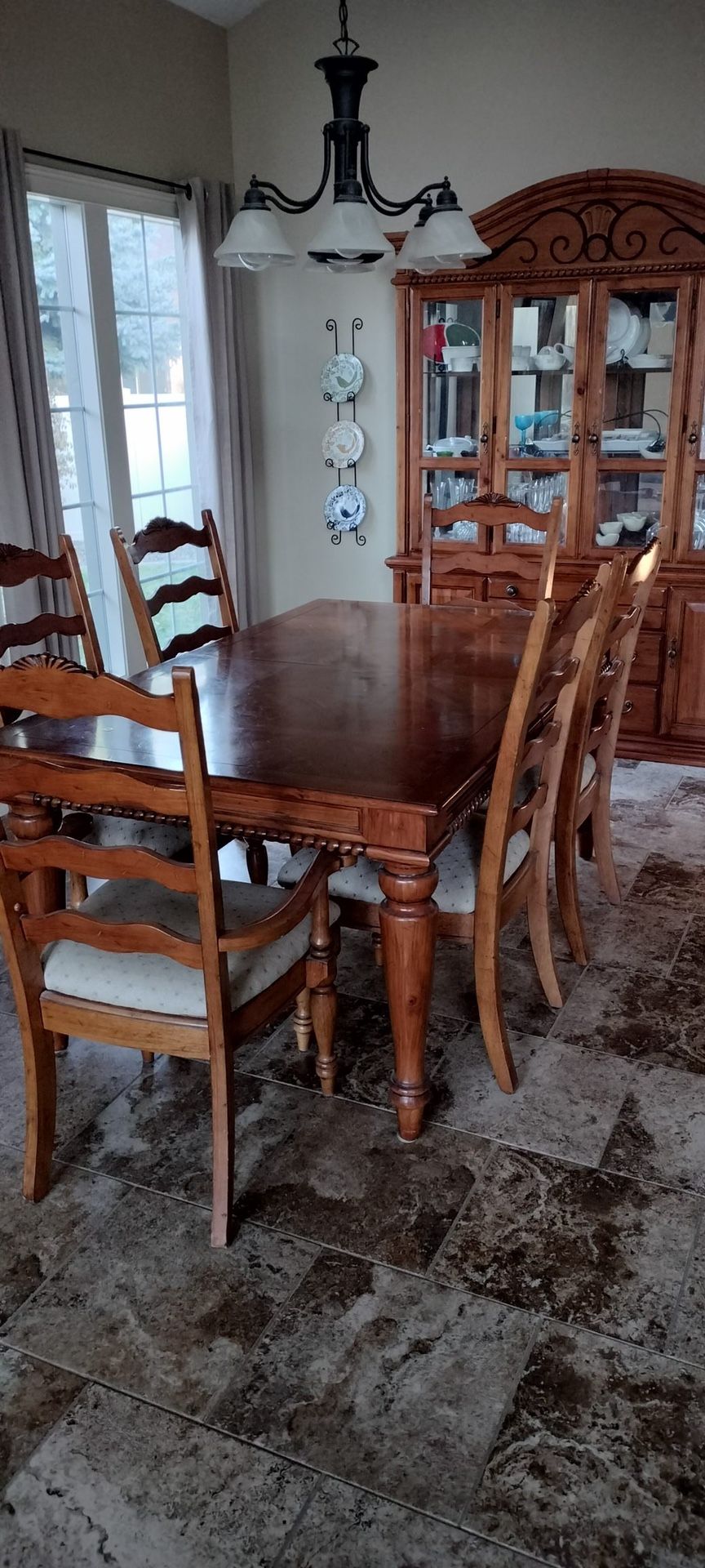 Dining table./ matching Hutch--$500.00. Mint Condition!-