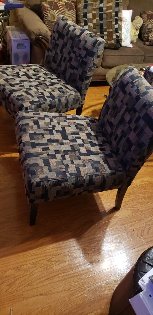 Beautiful Accent Chair Set of Two.Dimensions: 32”H x 26”W x 26”D Prety good conditions $100.00