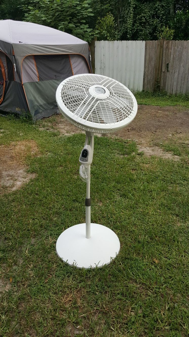 Lasko fan with remote 1880