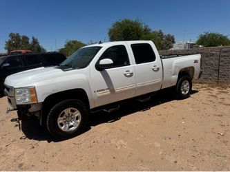 Mechanic special 2009 Chevy 2500 crew cab short bed 4 x 4 6.6 L Duramax Diesle runs and drives is smoking from exhaust. I repeat runs and drives smoki