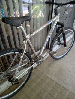 GIANT ATX890 Bike 26" aluminum wheels