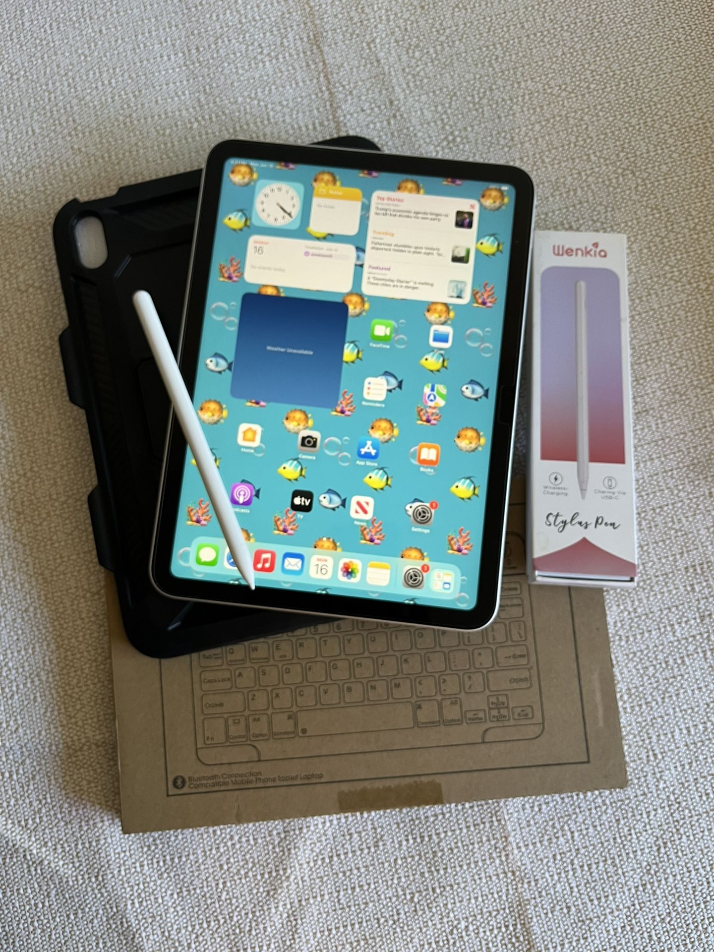 Apple iPad 10th Generation (2022) 64GB with stylus pen, Keyboard and case