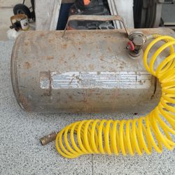 Compressed air portable tank.