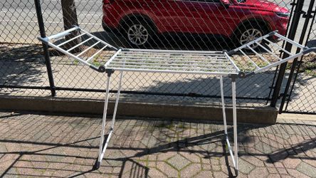 Large White Gullwing Indoor/Outdoor Clothes Drying Rack
