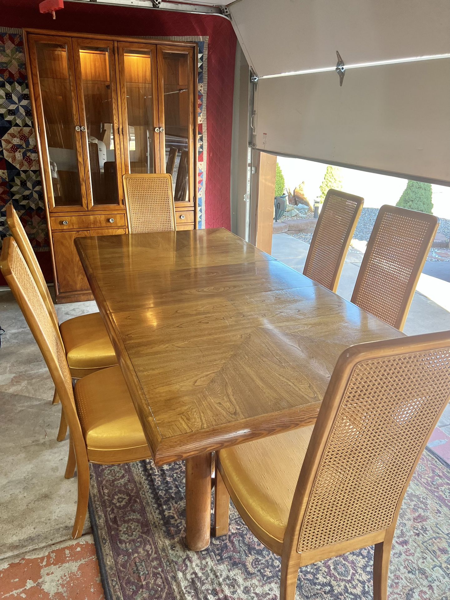 Vintage Solid Wood Dining Table with 6 Chairs & China Cabinet – Mesa de Comedor con Vitrina