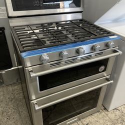 Kitchen Aid 30” Gas Stove With Double Oven Used 