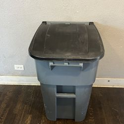Gallon Rollout Trash Can with Lid. 