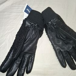 BRAND NEW UGG GLOVES HALF PRICE 