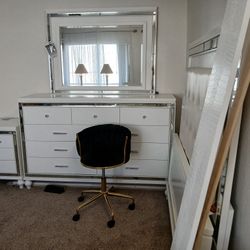 QUICK SALE! Brand New, Unassembled Queen Glam Bedroom Set (4-PC) ⚡