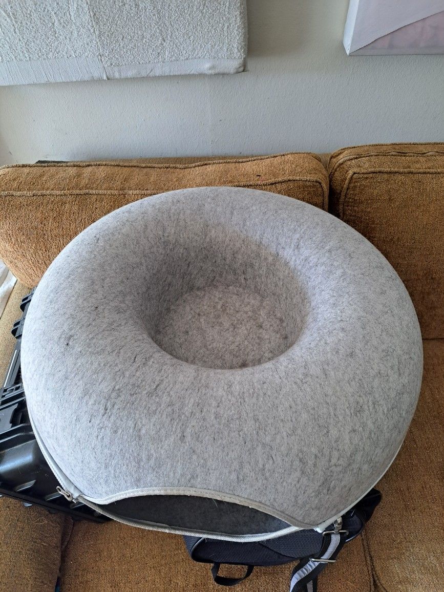 Cat dona , cat bed