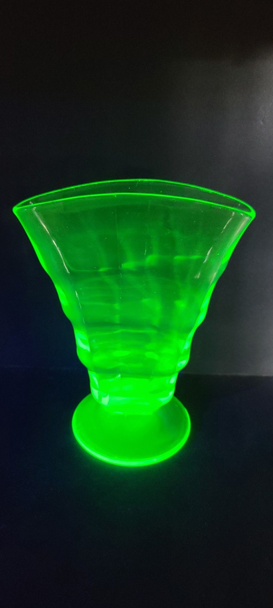 Beautiful Vintage Uranium Glass Fan Vase 