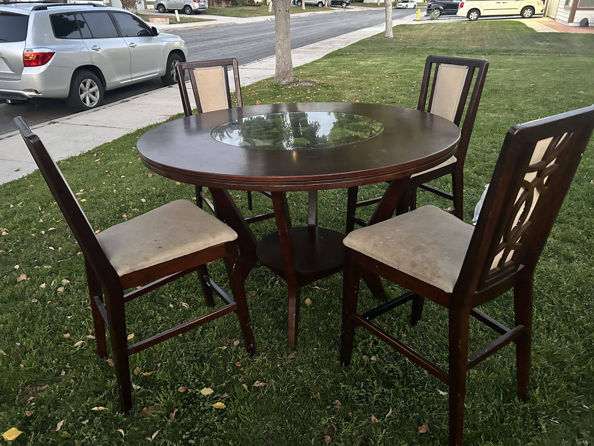 Hi I’m Selling My Solid Wood Dinning Table With 4 Chairs* $50dls