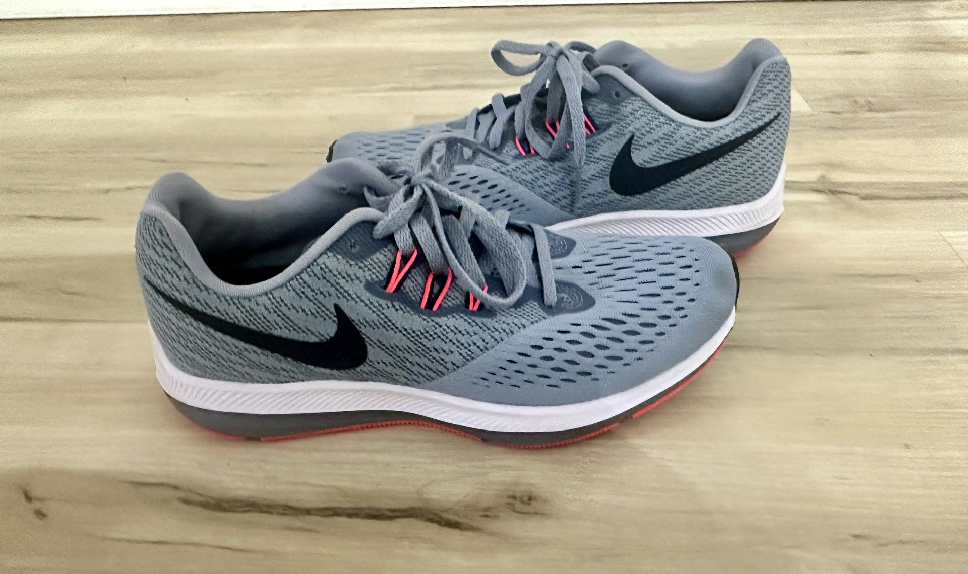 Nike’s Women Athletic Shoe Size 8.5